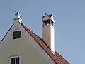Kamin, Giebelzier und Wappenstein am Vogelbauer-Hof