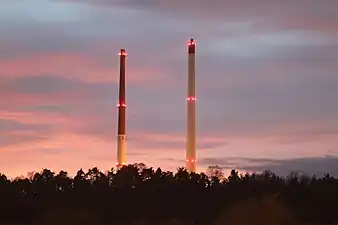 Die beiden je 140 Meter hohen Kamine der Pilkington-Flachglaswerke Weiherhammer