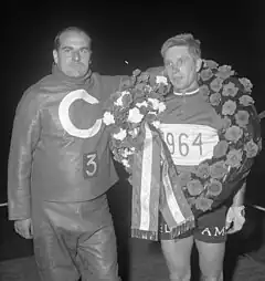 Hennie Marinus (rechts) und sein Schrittmacher Norbert Koch bei der Siegerehrung des niederländischen Meister im Steherrennen (1964)