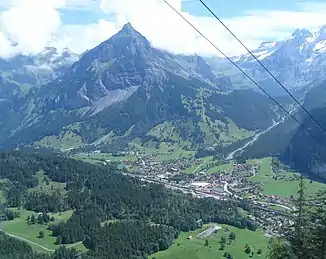 Ansicht von der Allmenalp-Bahn aus. Dahinter das Tal zum Oeschinensee.
