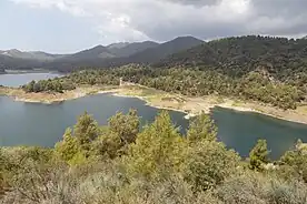 Der Kannaviou-Stausee auf dem Gebiet der Gemeinde
