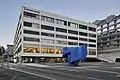 Neuer Haupteingang des Kantonsspitals Graubünden an der Loëstrasse. Davor der Spitalplatz mit dem Kunstwerk SCARCH von Not Vital. Bild: Ralph Feiner