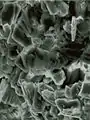 REM-Aufnahme mit blättrigem, pseudohexagonalem Kaolinit