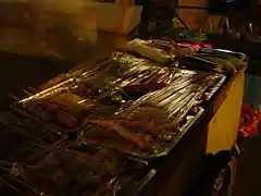 Kourou (扣肉,  kòuròu, Jyutping kau3juk6) – Ein mobiler Grillimbiss