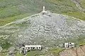 Kap Deschnjowmit Leuchtturm (Deschnjow-Monument) und aufgegebener Siedlung Naukan
