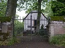 Weinfelder Kirche mit Blick auf Friedhof