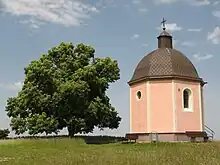 Die Kapelle auf der flachen Berghöhe