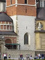 Die Kapelle befindet sich hinter dem gotischen Fenster im Erdgeschoss des Silberglockenturms