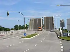 Nordseite der geöffneten Klappbrücke der B 203 über die Schlei