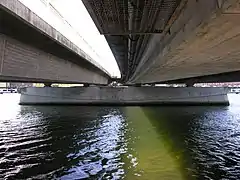 Untersicht der Fahrbahn-Überbauten für die B 203 nach Norden zum Klappenpfeiler