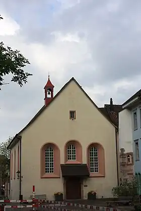 Frontansicht der ehemaligen Laienkirche