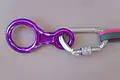 Karabiner und Abseilachter