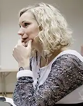 Foto einer blonden Frau von der Seite