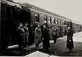 Kaiser Karl wird in Alt­bunz­lau emp­fan­gen (1917), im Hin­ter­grund der Spei­se­wa­gen Hz 005