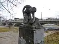 Wasserschöpfender Mann