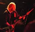 Karl Sanders beim Ozzfest 2007 in Springfield (Virginia), hier mit seiner speziell angefertigten Gitarre KxK Spear V.