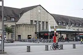Haupteingang mit Mansarddach und den originalen Standerkern