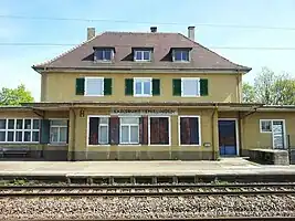 Hausbahnsteig vor der Modernisierung mit Empfangsgebäude (2012)