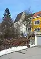 Der zu einem Wohngebäude umgebaute Karlsturm (höheres Gebäude in der Bildmitte)