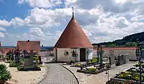 Friedhof und romanische Friedhofskapelle mit gotischer Pietà