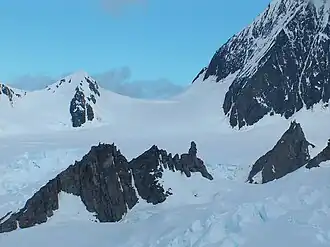 Blick vom Ravda Peak auf den Karnobat-Pass