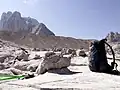 Blick auf die „Modellmoräne“ des Hochstandes von 1850 und die Hohe Schneebergwand, im Vordergrund ein schön ausgebildeter Karsttisch mit einer Sockelhöhe von rund 10 cm