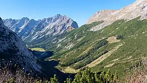 Das Karwendeltal von oberhalb des Karwendelhaus aus gesehen. Rechts die Nördliche Karwendelkette.