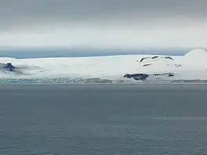 Blick von Half Moon Island über die McFarlane Strait Hinweg auf die Mündung des Murgasch-Gletschers in die Kramolin Cove