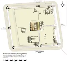 Umbauten: Das mittelkaiserzeitliche Kastell Donaukastell Intercisa erhielt in der Spätantike fächer- und U-förmige Türme, Tore wurden vermauert und das Praetorium palastartig ausgebaut.