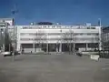 Funktionsgebäude (Haus E), dahinter Haus B mit Hubschrauberlandeplatz.
