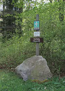 Markierungsstein und Schilder am Umschwang