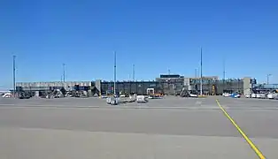 Terminal von der Piste gesehen