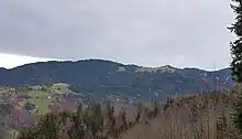 Blick vom Wanderweg zur Karrenseilbahn-Bergstation, unter anderem zum Hochälpelekopf
