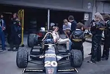 Keke Rosberg mit Ingenieuren am WR8; Imola, 1979