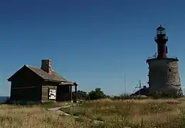 Links Banja, Mitte Gedenkstätte Flugzeugabsturz Kaleva, rechts Leuchtturm