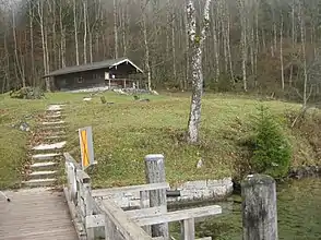 Unterstandshütte mit Bootssteg