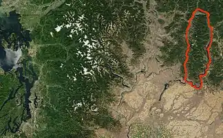 Satellitenbild der NASA des nördlichen zentralen Washington und des südlichen British Columbia mit der Kettle River Range (rote Umrandung)(Photo: MODIS Jacques Descloitres, 2001)