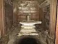 Shiva-Lingam und Yoni auf einem gegliederten Sockel
