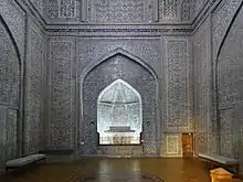 Die verzierte Khanqah mit dem Sarkophag Muhammad Rahim I. in mittiger Nische, zwei weitere Sarkophage in der hinteren linken Ecke