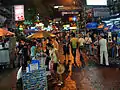 Straßenszene auf der Khaosan Road bei Nacht