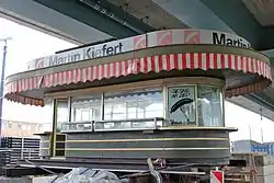 Kieferts Wurstpavillon nach dem Abbau, hier  2016 während der Lagerung auf dem Betriebshof der Bremer Straßenbahn AG