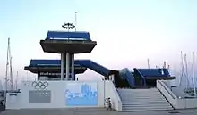 Die Hafenmeisterei mit Aussichtsplattform und Fackel für das olympische Feuer
