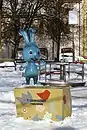 Das blaue Kikaninchen auf dem Spielplatz