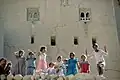 Eine strahlende Kinderschar vor einem alten Lehmhaus.  Jemen. 1972