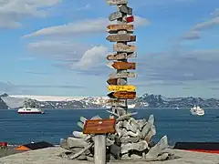 Wegweiser auf der Station Presidente Eduardo Frei