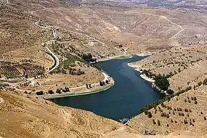 Der Stausee der König-Talal-Talsperre