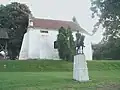 Die evangelische Kirche mit dem Denkmal von Pál Kinizsi