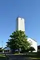 Der dritte Turm gehört zur Friedenskirche (1967) im Osten der Stadt