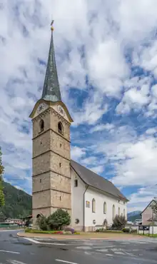 Das Foto zeigt die Kirche vom Dorfplatz aus