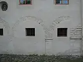 Zugemauerte Halbrundbögen in der Kirchenmauer Brumby